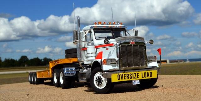 Hulcher_Peterbilt_379_and_Lowboy.jpg